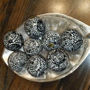 Set of 8 porcelain orbs carpet balls